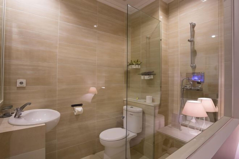 Bathroom 14