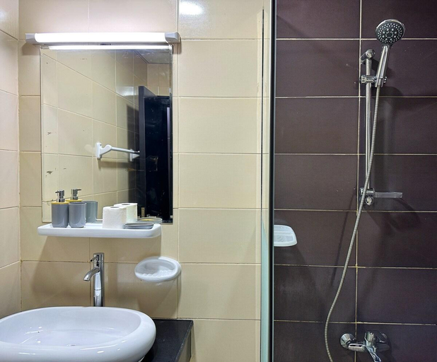 Bathroom 4, Luxury Studio w/ BoHo Design and Balcony for 4 Pax, Dubai