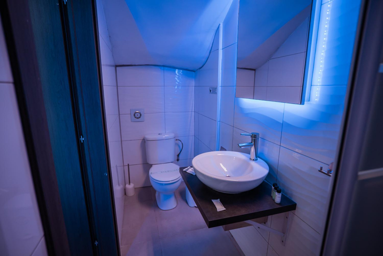 Bathroom 4, Tsolias Apartments