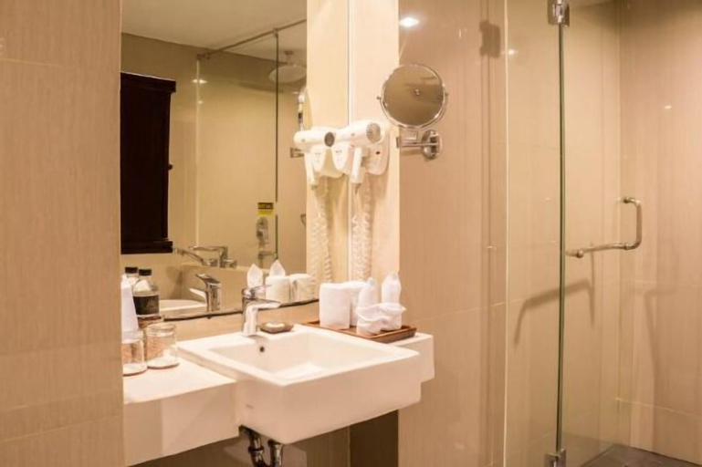 Bathroom 13