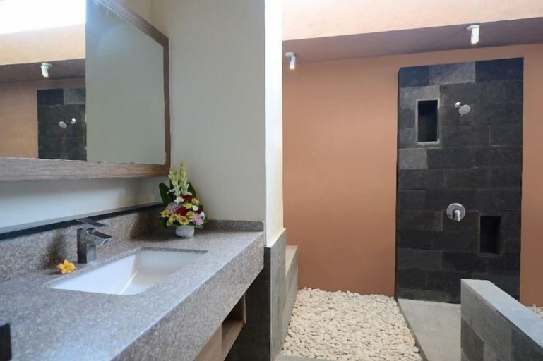 Bathroom 14