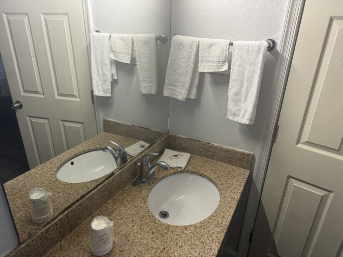 Bathroom 4, Travelodge by Wyndham Norfolk Airport, Norfolk