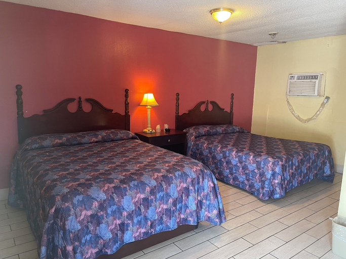 Bedroom 3, Plaza Motel, Jones