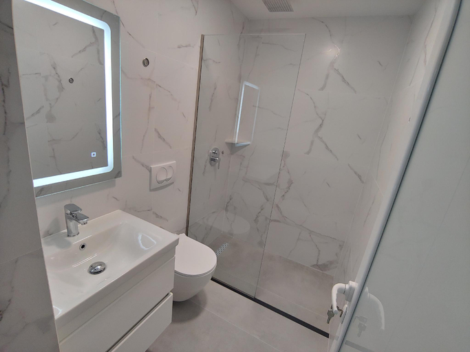 Bathroom 3, Villa LeoZeka, Sarandës