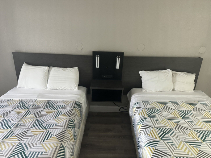 Bedroom 3, Travelodge by Wyndham Norfolk Airport, Norfolk