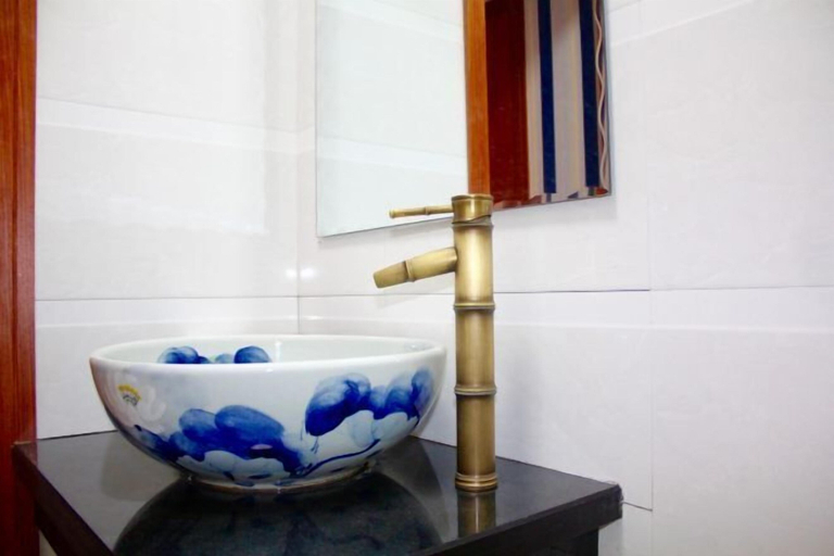 Bathroom 3, Wuzhen Zhonglitunta Chinese Inn, Jiaxing