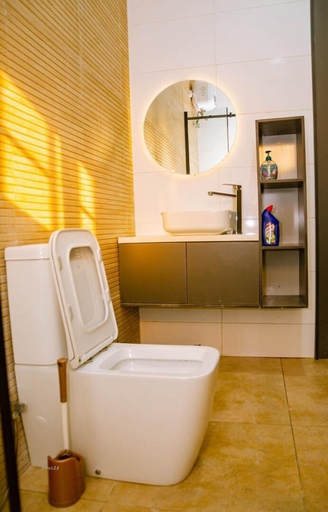 Bathroom 3, Ayahs Court, Bwari