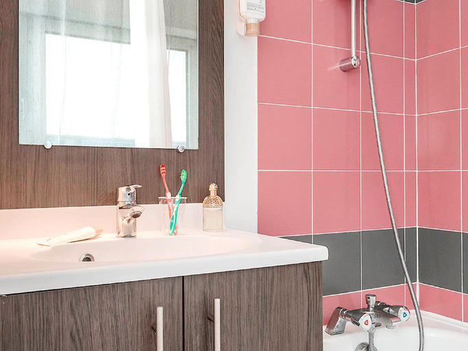 Bathroom 4, Adagio Access Paris la Villette Aparthotel, Paris