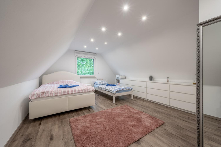 Bedroom 2, up to 3 private rooms with 2 bathrooms, Region Hannover