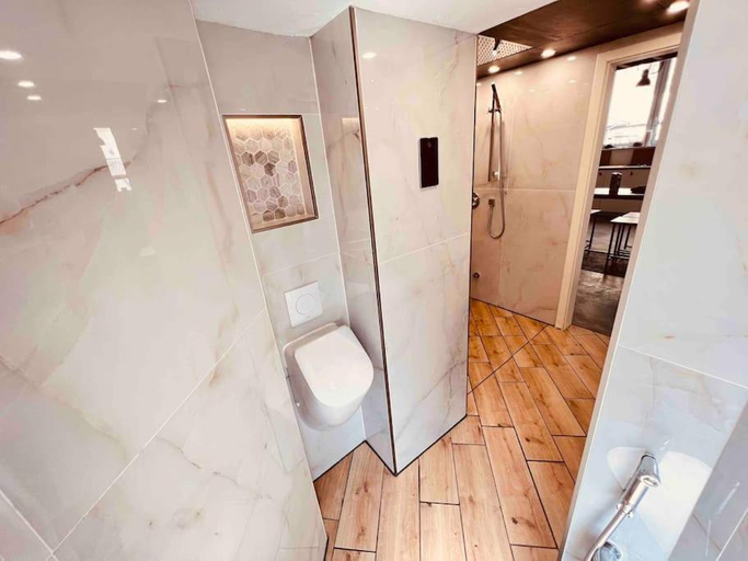 Bathroom 10