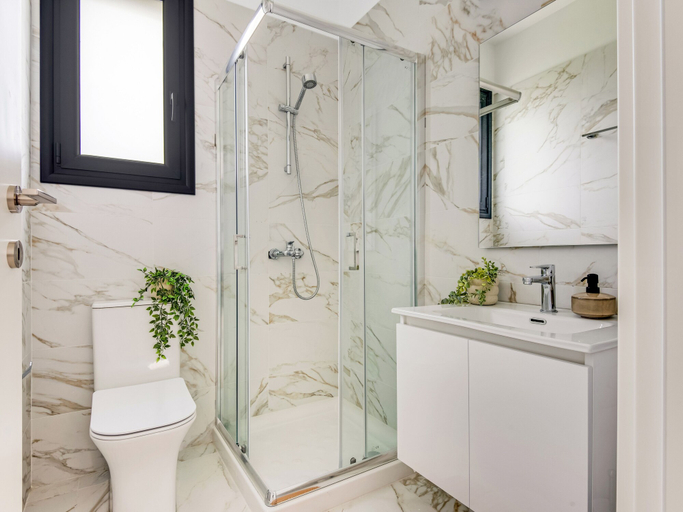Bathroom, Sanders Triple - Lovely 1-bdr Apt With Balcony