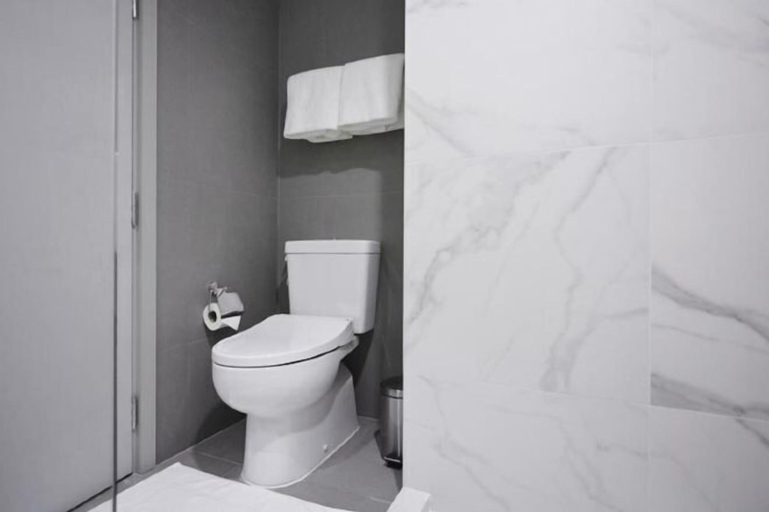 Bathroom 16