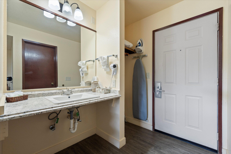Bathroom 3, Quincy INN and Suites, Grant