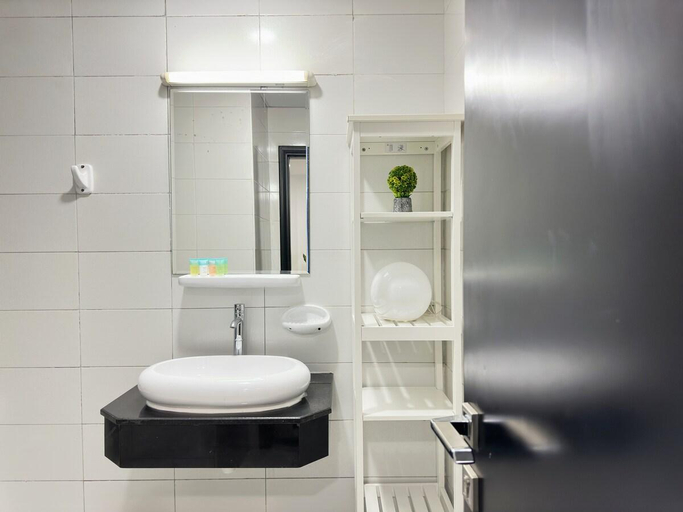 Bathroom 4, Luxury & Centric Flat with Balcony views in Marina, Dubai