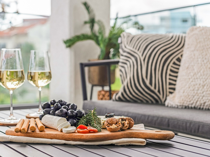 Food & Drinks, Sanders Triple - Lovely 1-bdr Apt With Balcony