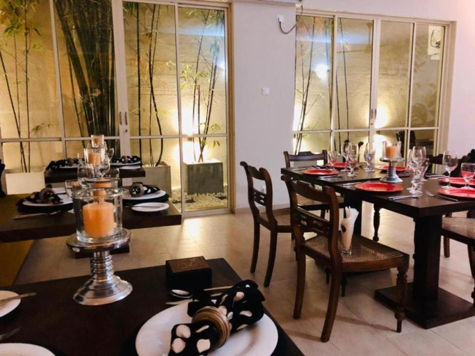 Others 5, Rosmead Place by Thilanka, Thimbirigasyaya