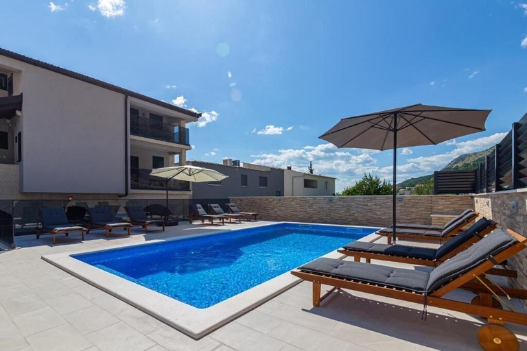 Others 2, Apartments Villa Milas With Pool, Dugi Rat