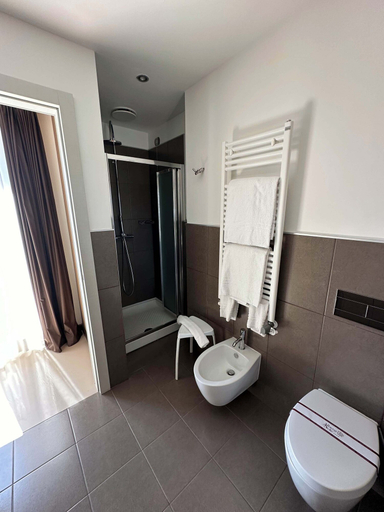 Bathroom 5, Albergo del Sole, Taranto