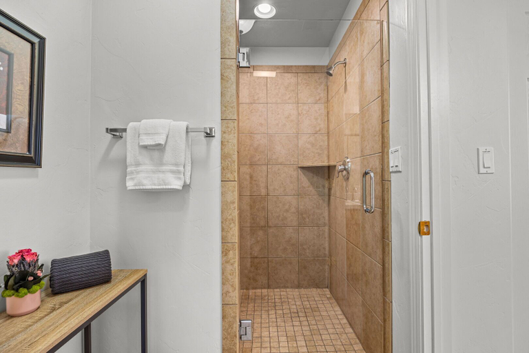 Bathroom 3, Cottonwoods 477, Grand