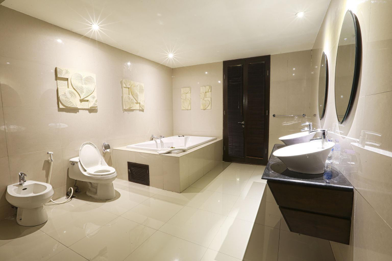 Bathroom 16