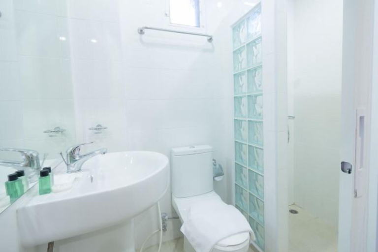 Bathroom 14