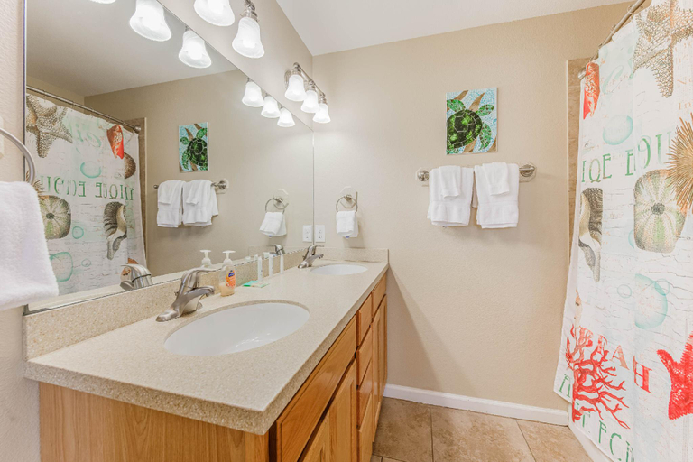 Bathroom 4, Pop-A-Top, Nueces