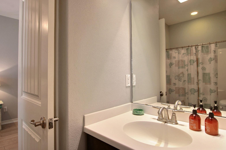Bathroom 4, Family Tides Beach House, Nueces