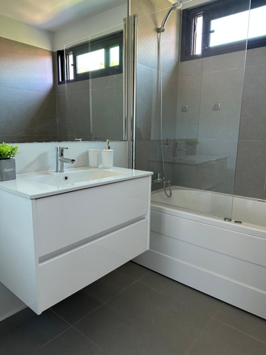 Bathroom 2, Leonor Seaview Apartment, Funchal