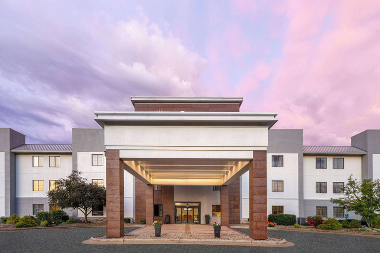Exterior & Views 2, La Quinta Inn & Suites by Wyndham Kokomo, Howard
