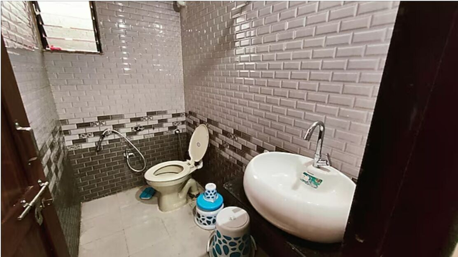 Bathroom, Hotel Tulsi Inn, Amreli
