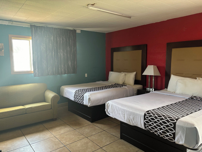 Bedroom 3, Budget Inn, Montague