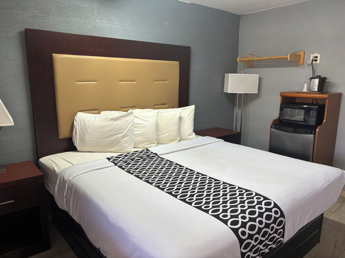 Bedroom 2, Budget Inn, Montague