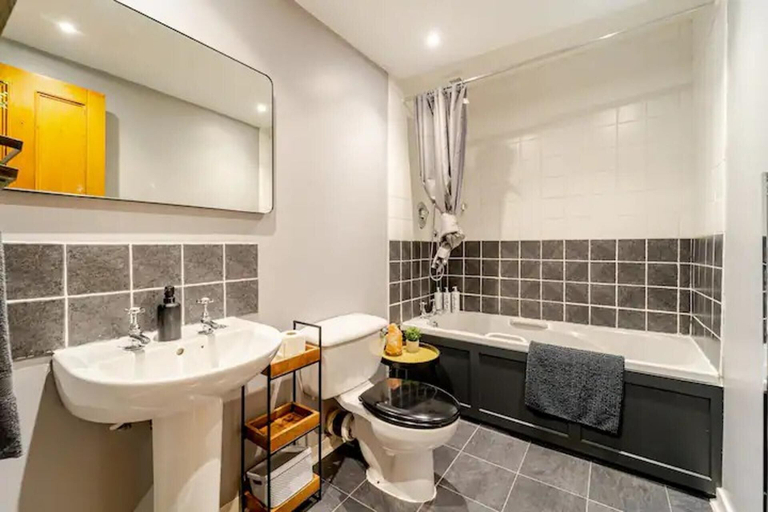 Bathroom, City Centre - 1 Bed - Sleeps 2 - Pet Friendly, Aberdeen