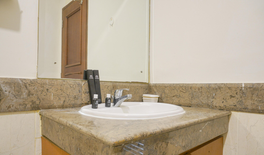 Bathroom 3, Comfort And Simply Look 1Br At Bellezza Apartment, South Jakarta