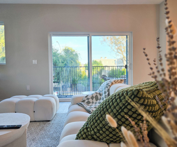 Others 5, West View, Los Angeles
