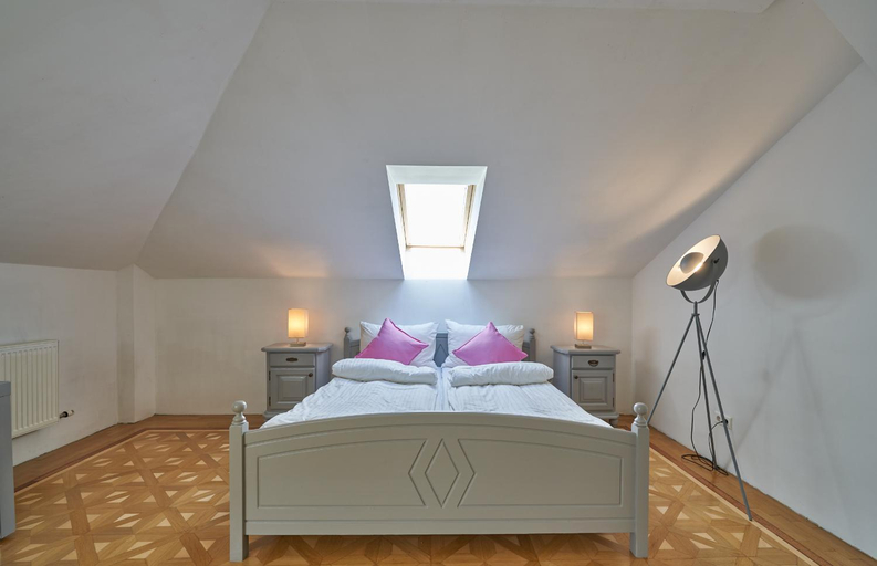 Others 4, Big Apartment in Guesthouse, Baden