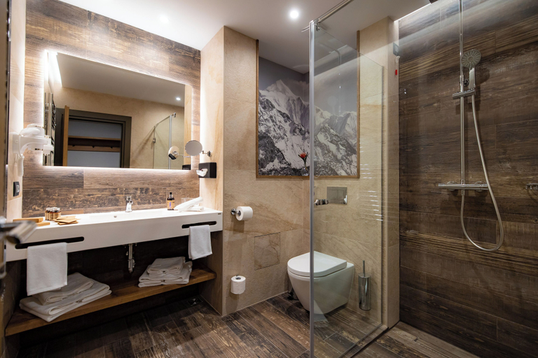 Bathroom 5, Hotel Belmont, Moroeni