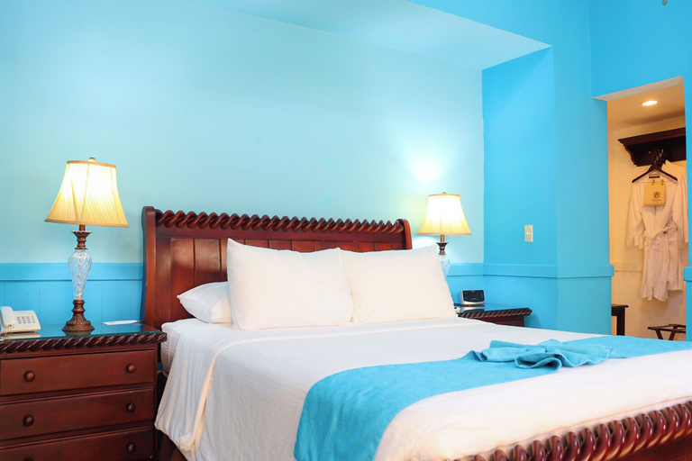 Bedroom 5, Hotel Victoriano, Tola