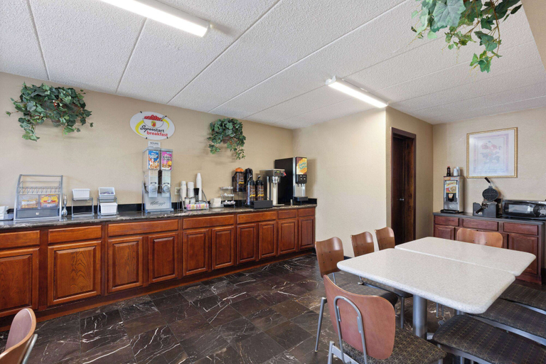 Food & Drinks 5, Super 8 By Wyndham Fort Mitchell Cincinnati Area, Kenton