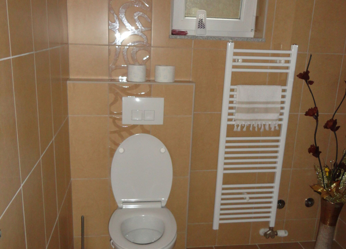 Bathroom 3, Apartments A&D, Una-Sana