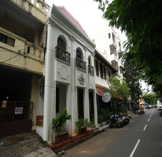 Exterior & Views