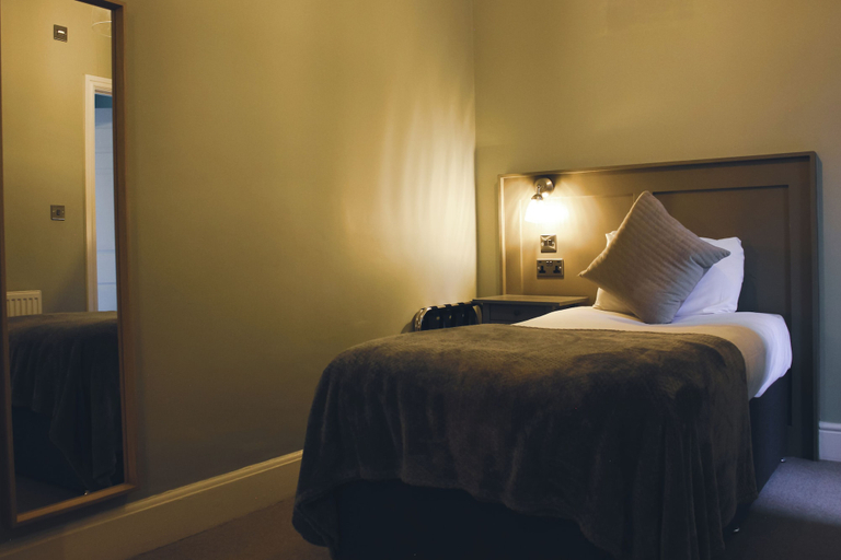 Bedroom 5, The Kings Arms, Swindon