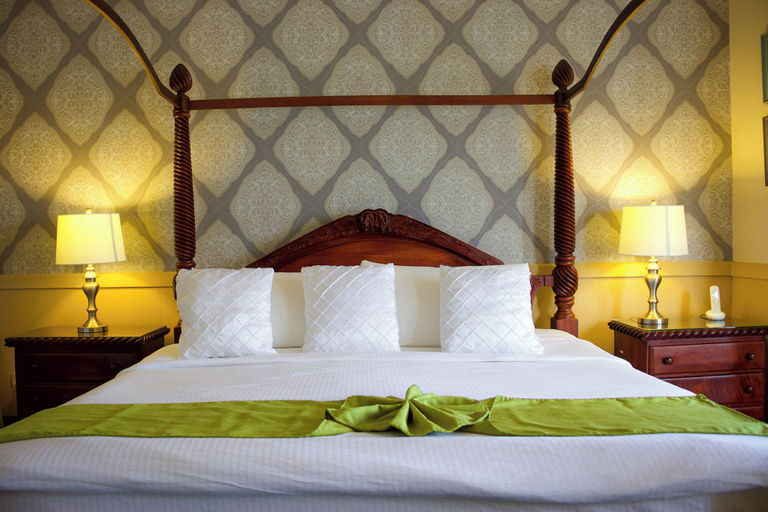 Bedroom 2, Hotel Victoriano, Tola