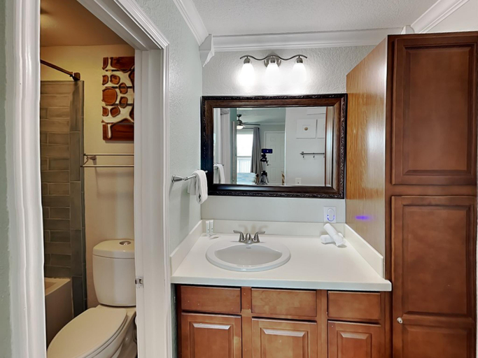 Bathroom 4, My Happy Place, Nueces