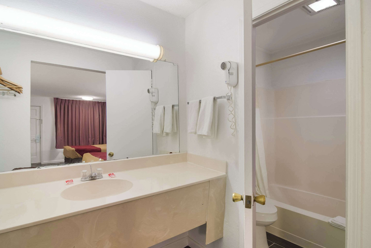 Bathroom 4, Econo Lodge Calhoun North Damascus, Gordon
