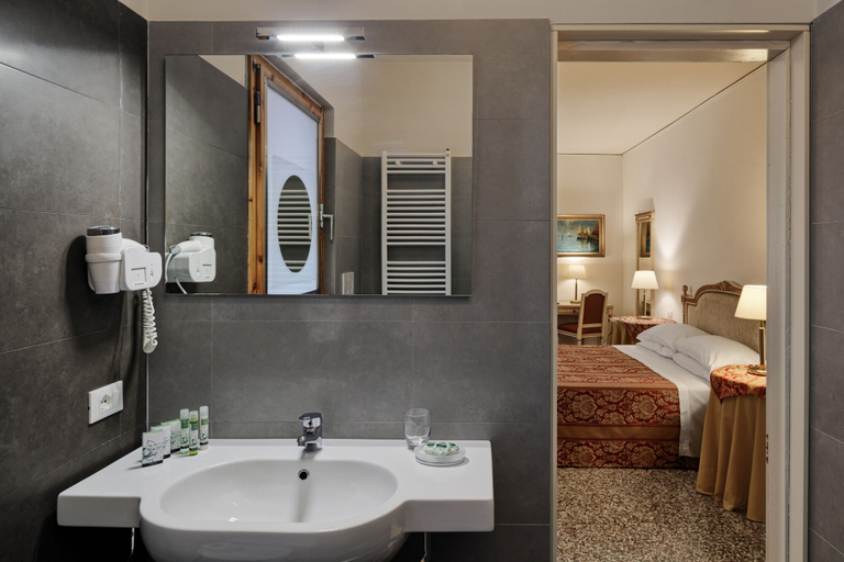 Bathroom 5, Ca' Bragadin Carabba, Venezia