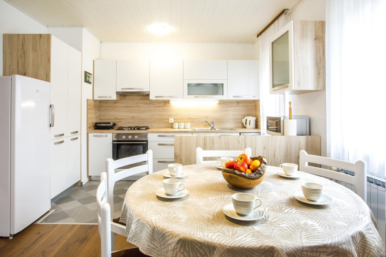 Others 5, House Stepic, Litija