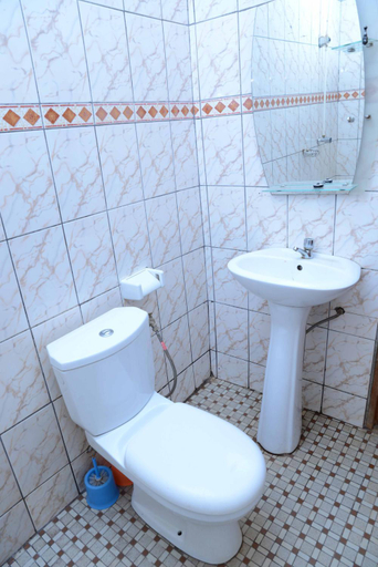 Others 5, Appart meuble Jouvence chez Chantal & Francis, Mfoundi
