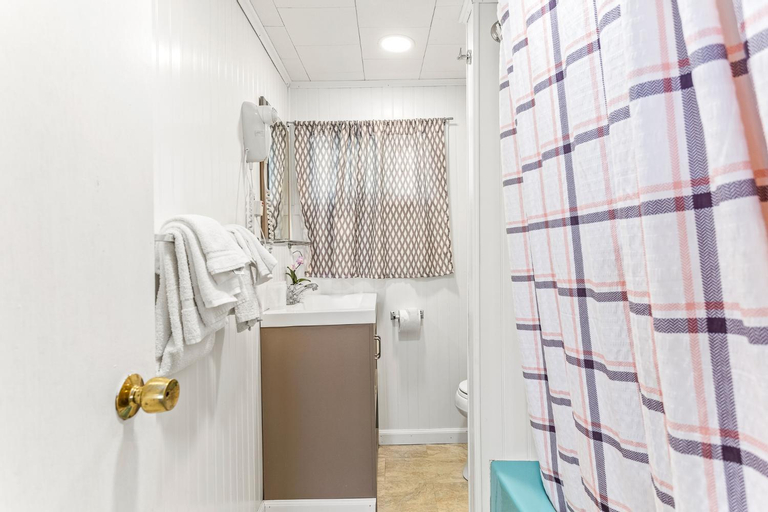 Bathroom 16