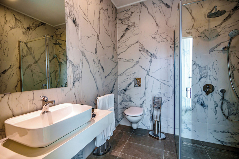 Bathroom 4, B1 City Hotel, Stolichna
